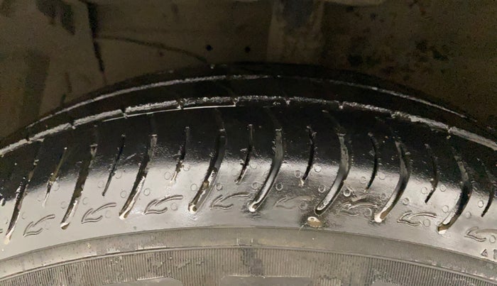 2015 Maruti Ertiga VXI CNG, CNG, Manual, 1,34,238 km, Left Front Tyre Tread