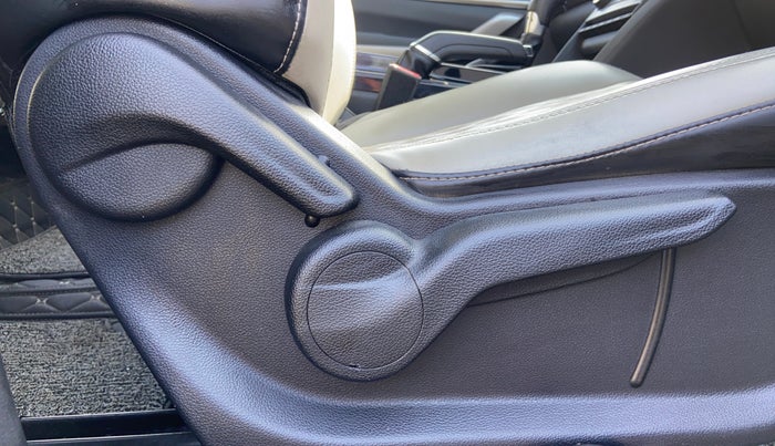 2021 Mahindra XUV700 AX 3 P AT 5 STR, Petrol, Automatic, 50,006 km, Driver Side Adjustment Panel