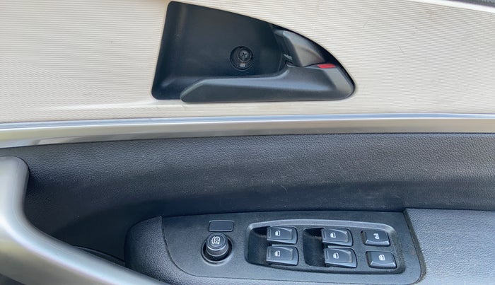 2021 Mahindra XUV700 AX 3 P AT 5 STR, Petrol, Automatic, 50,006 km, Driver Side Door Panels Control