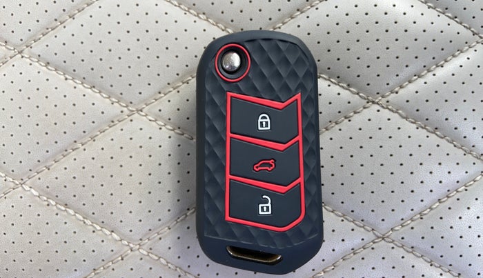 2021 Mahindra XUV700 AX 3 P AT 5 STR, Petrol, Automatic, 50,006 km, Key Close Up