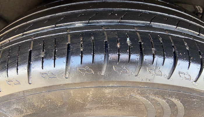 2021 Mahindra XUV700 AX 3 P AT 5 STR, Petrol, Automatic, 50,006 km, Right Rear Tyre Tread
