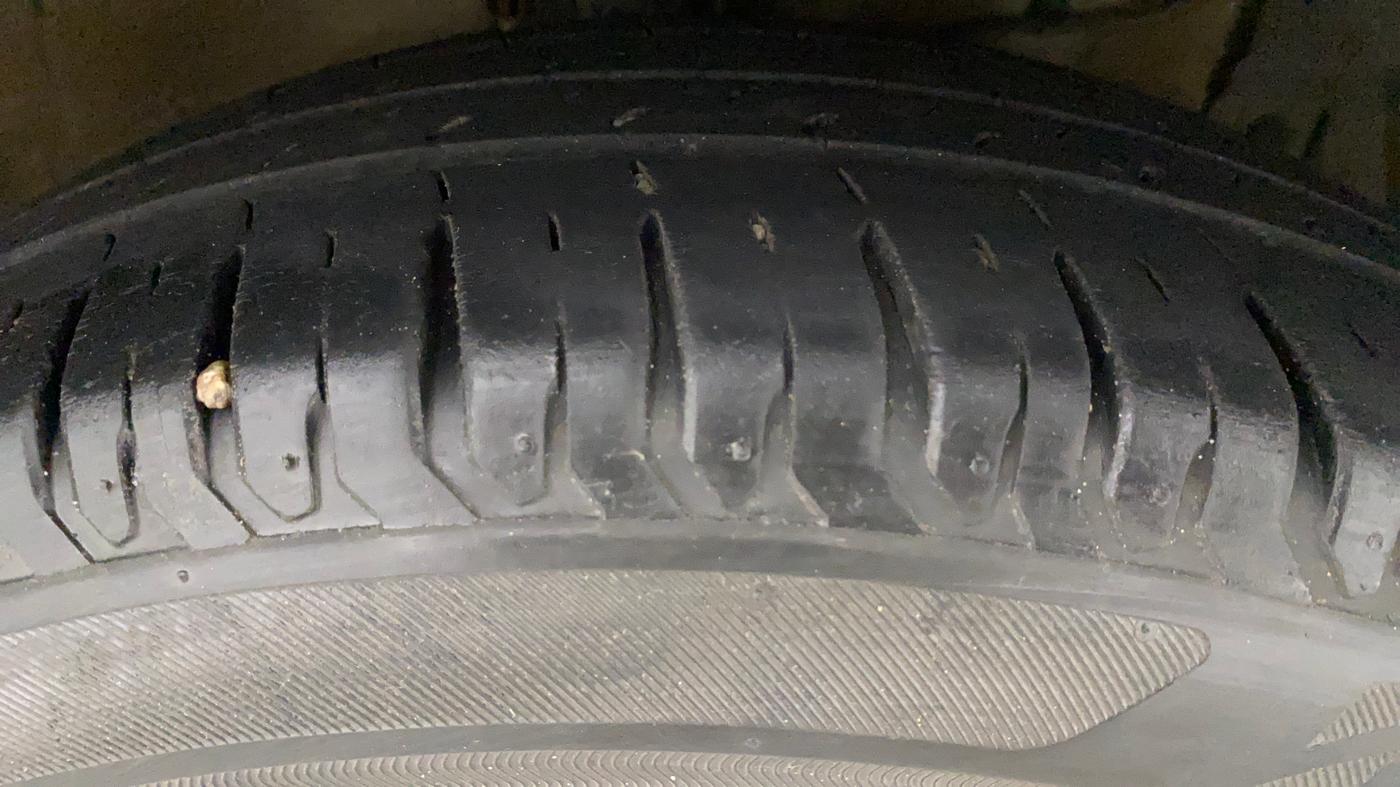 2016 Maruti Ertiga VXI AT, Petrol, Automatic, 65,408 km, Right Front Tyre Tread