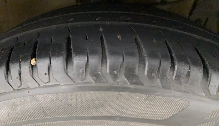 2016 Maruti Ertiga VXI AT, Petrol, Automatic, 65,408 km, Right Front Tyre Tread
