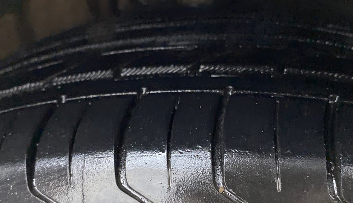 2014 Volkswagen Polo COMFORTLINE 1.2L PETROL, Petrol, Manual, 60,976 km, Right Front Tyre Tread