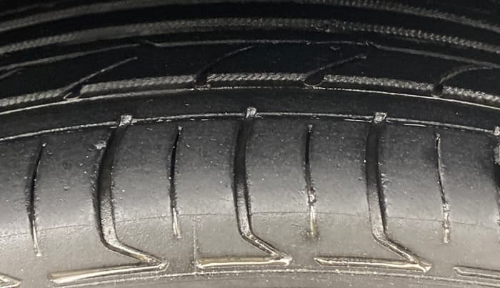 2015 Fiat Punto EVO EMOTION 1.3 MULTIJET, Diesel, Manual, 1,30,380 km, Right Front Tyre Tread
