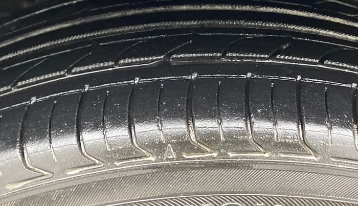 2015 Fiat Punto EVO EMOTION 1.3 MULTIJET, Diesel, Manual, 1,30,380 km, Left Front Tyre Tread