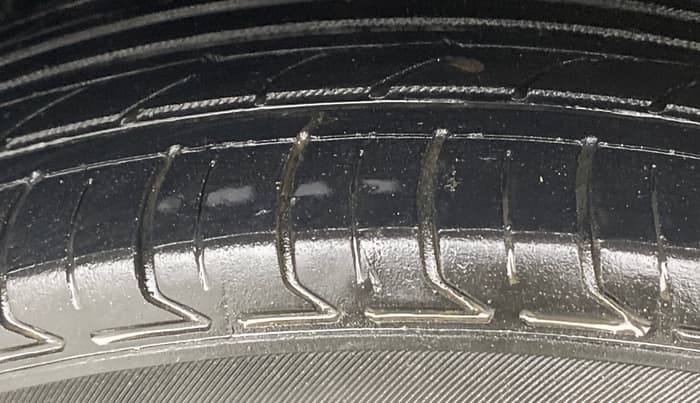 2015 Fiat Punto EVO EMOTION 1.3 MULTIJET, Diesel, Manual, 1,30,380 km, Right Rear Tyre Tread