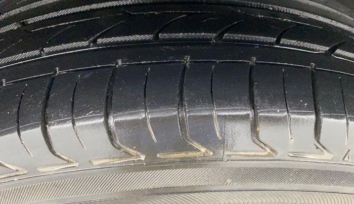 2017 Hyundai Creta SX PLUS 1.6 PETROL, Petrol, Manual, 1,17,889 km, Right Rear Tyre Tread