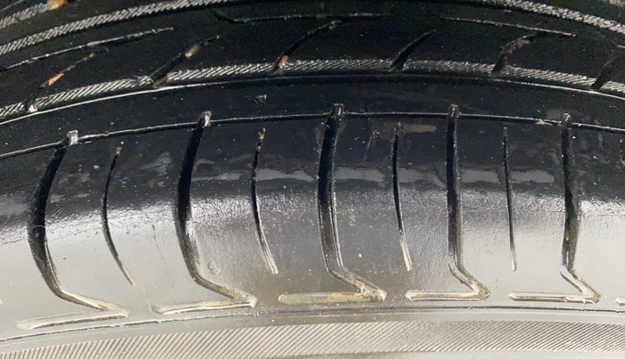 2017 Hyundai Creta SX PLUS 1.6 PETROL, Petrol, Manual, 1,17,889 km, Left Rear Tyre Tread