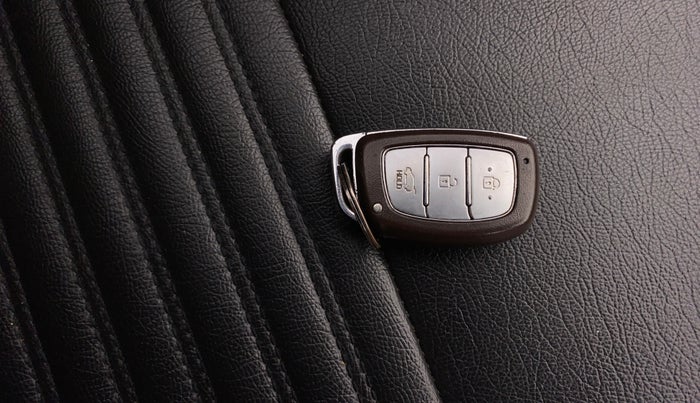 2017 Hyundai Creta SX PLUS 1.6 PETROL, Petrol, Manual, 1,17,889 km, Key Close Up