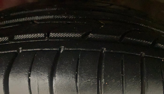 2014 Hyundai Eon MAGNA +, Petrol, Manual, 64,060 km, Left Front Tyre Tread