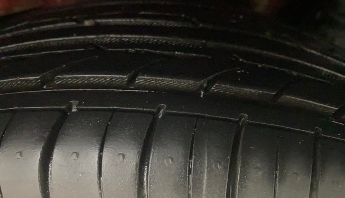 2014 Hyundai Eon MAGNA +, Petrol, Manual, 64,060 km, Left Rear Tyre Tread