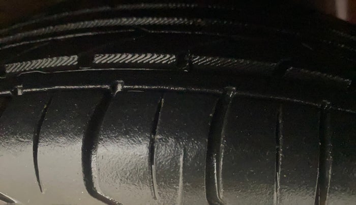 2014 Hyundai Eon MAGNA +, Petrol, Manual, 64,060 km, Right Front Tyre Tread