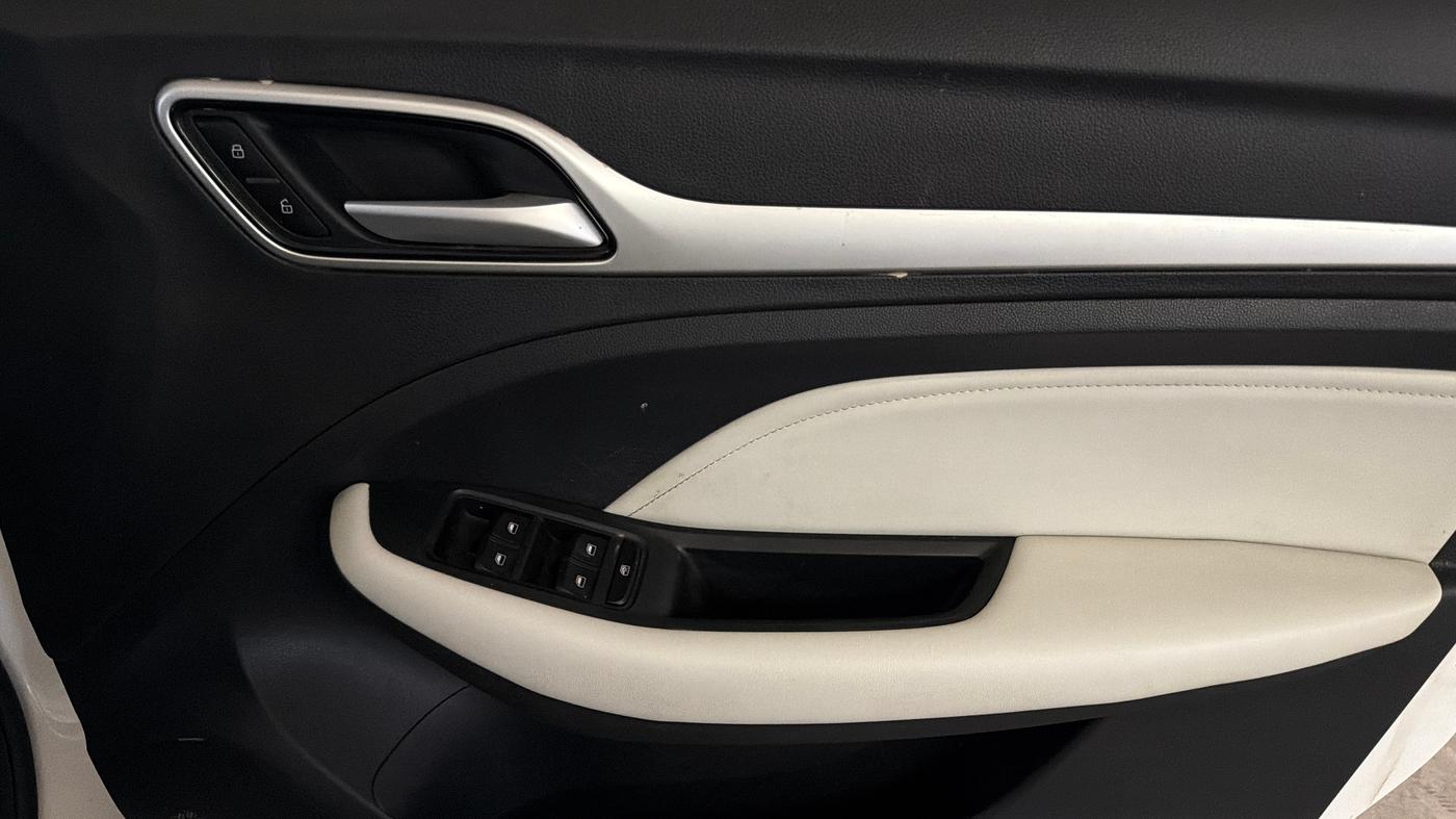 2024 MG ASTOR Sprint 1.5 MT (Ivory), Petrol, Manual, 26,973 km, Driver Side Door Panels Control