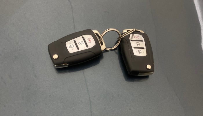 2021 Mahindra XUV300 W8 (O) 1.5 DIESEL, Diesel, Manual, 46,056 km, Key Close Up