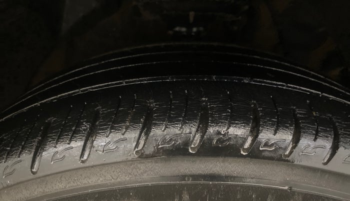 2021 Mahindra XUV300 W8 (O) 1.5 DIESEL, Diesel, Manual, 46,056 km, Right Front Tyre Tread