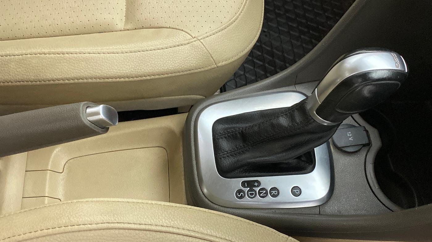 2016 Volkswagen Vento HIGHLINE TDI AT, Diesel, Automatic, 69,171 km, Gear Lever