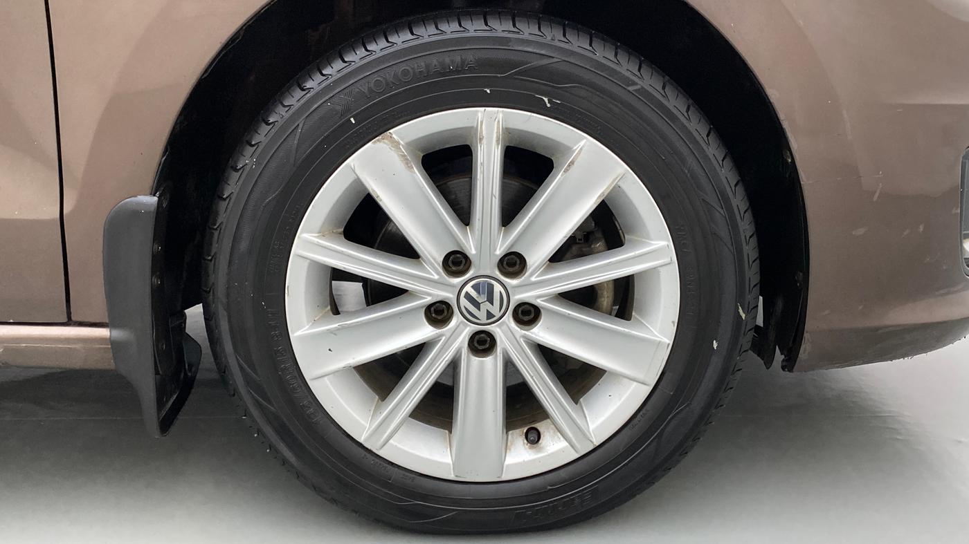 2016 Volkswagen Vento HIGHLINE TDI AT, Diesel, Automatic, 69,171 km, Right Front Wheel
