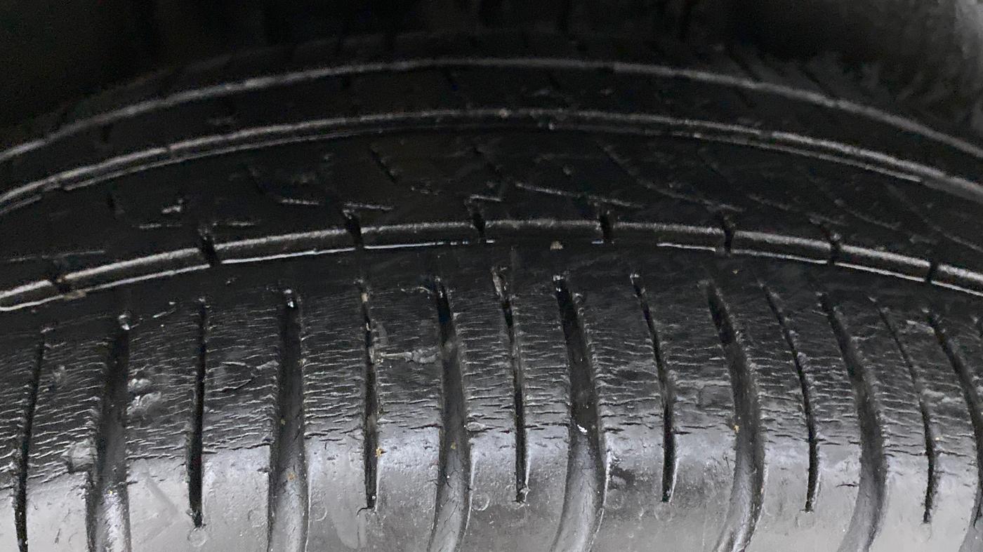 2016 Volkswagen Vento HIGHLINE TDI AT, Diesel, Automatic, 69,171 km, Right Rear Tyre Tread