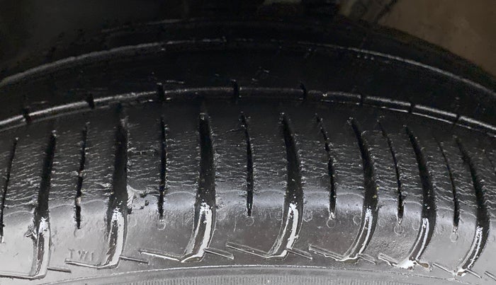 2016 Volkswagen Vento HIGHLINE TDI AT, Diesel, Automatic, 69,171 km, Left Front Tyre Tread