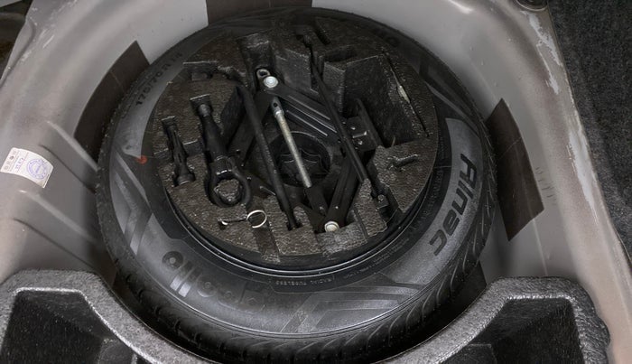 2016 Volkswagen Vento HIGHLINE TDI AT, Diesel, Automatic, 69,171 km, Spare Tyre