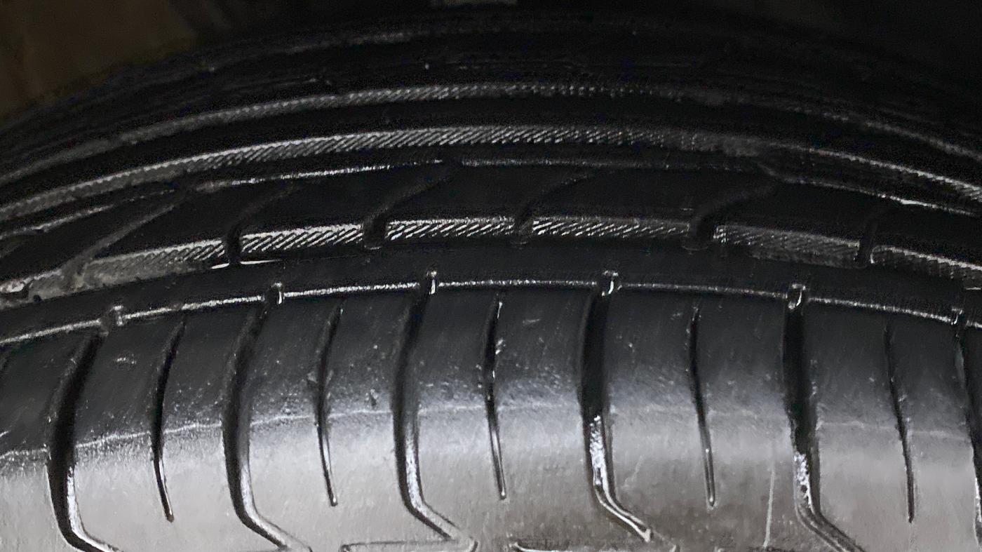 2016 Volkswagen Vento HIGHLINE TDI AT, Diesel, Automatic, 69,171 km, Right Front Tyre Tread