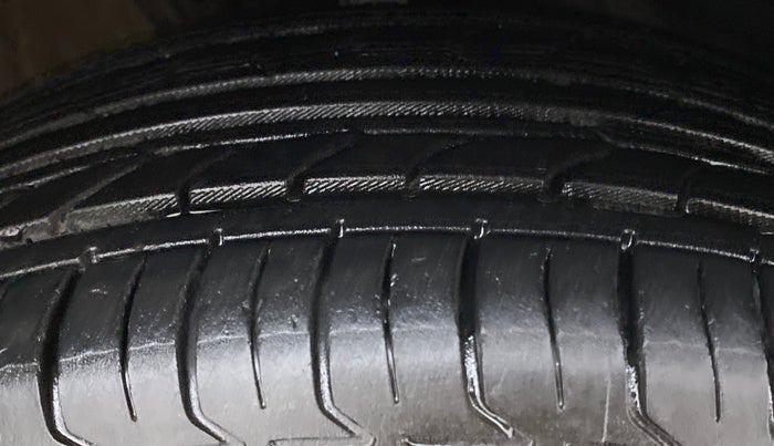 2016 Volkswagen Vento HIGHLINE TDI AT, Diesel, Automatic, 69,171 km, Right Front Tyre Tread