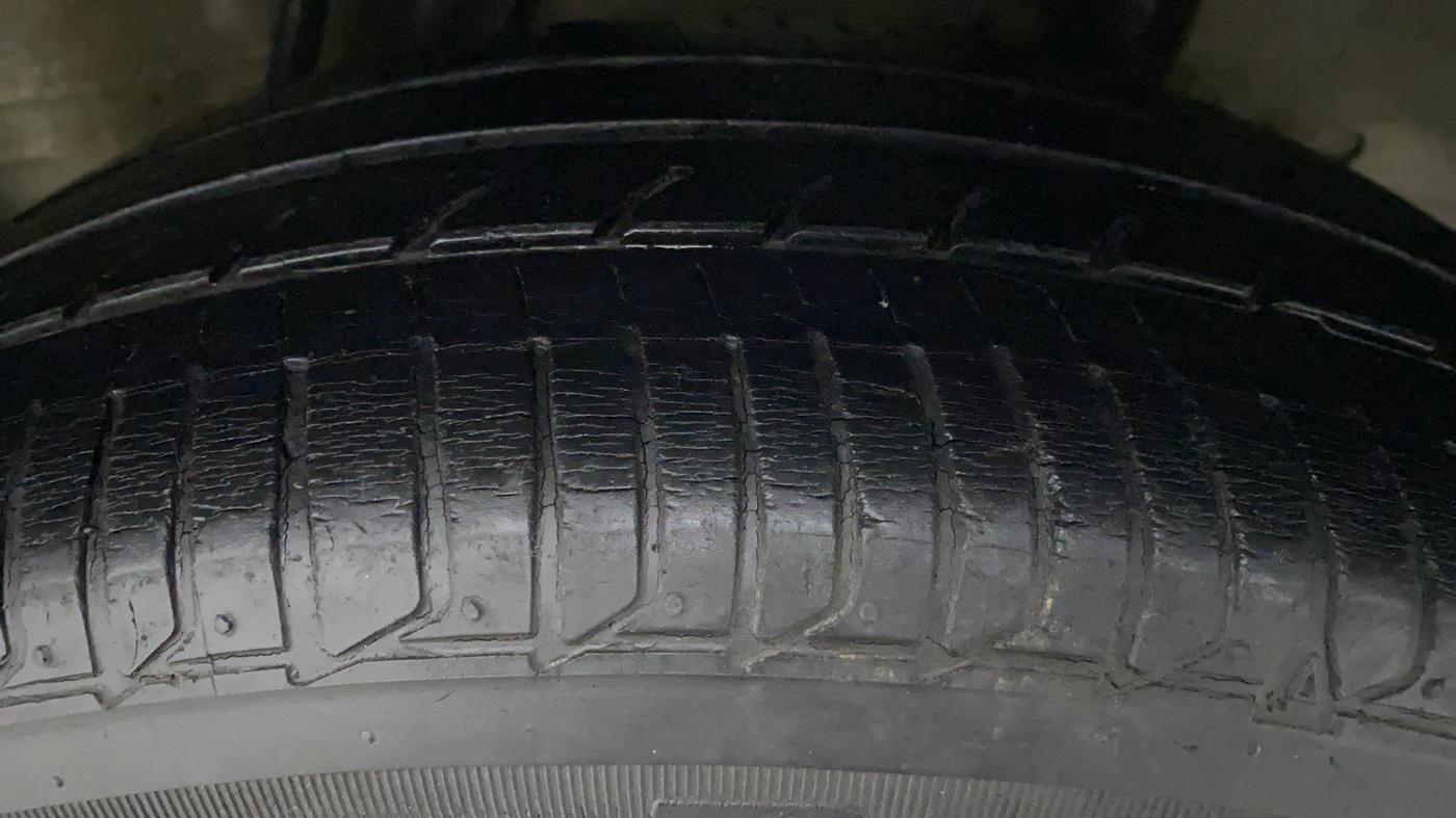 2015 Honda Jazz 1.2 V AT, Petrol, Automatic, 43,044 km, Left Front Tyre Tread