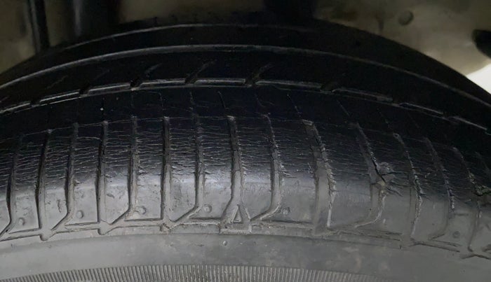 2015 Honda Jazz 1.2 V AT, Petrol, Automatic, 43,044 km, Left Rear Tyre Tread