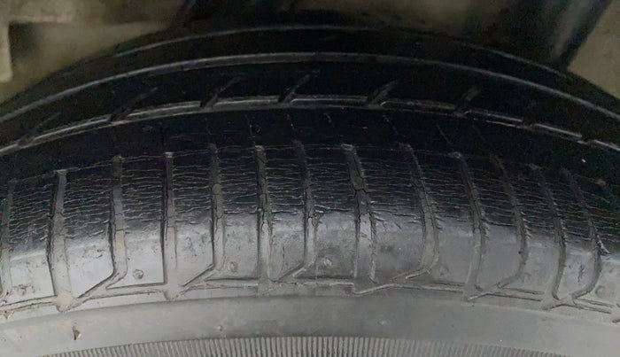 2015 Honda Jazz 1.2 V AT, Petrol, Automatic, 43,044 km, Right Rear Tyre Tread