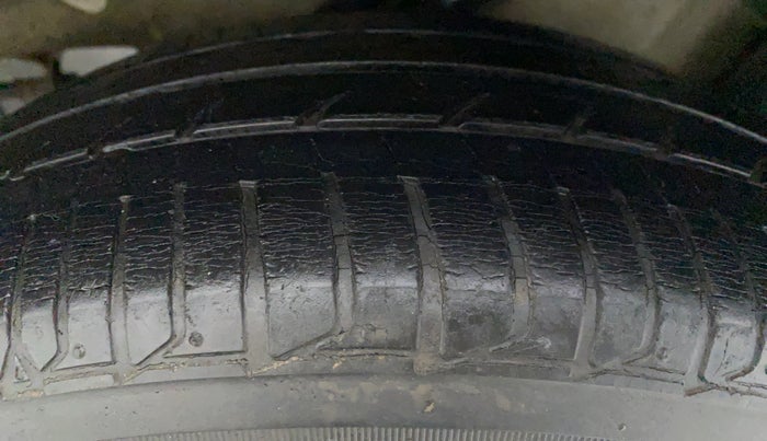 2015 Honda Jazz 1.2 V AT, Petrol, Automatic, 43,044 km, Right Front Tyre Tread