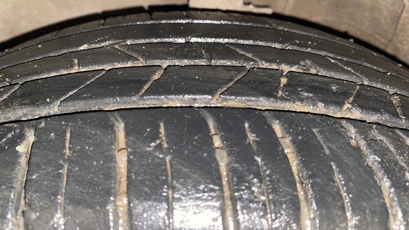 2023 Hyundai NEW I20 ASTA (O) 1.2 AT, Petrol, Automatic, 30,464 km, Left Front Tyre Tread