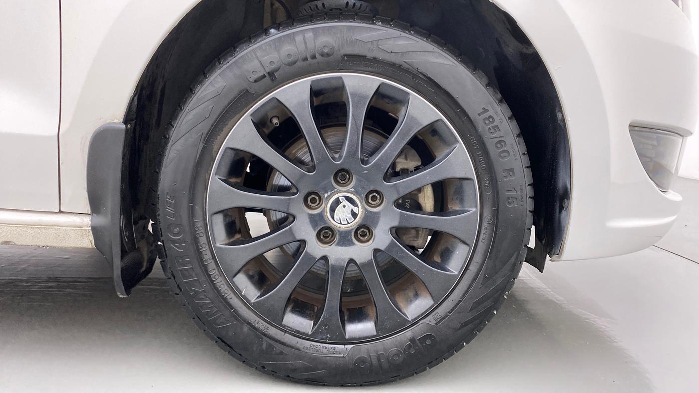 2015 Skoda Rapid ELEGANCE 1.6 MPFI MT, Petrol, Manual, 39,554 km, Right Front Wheel
