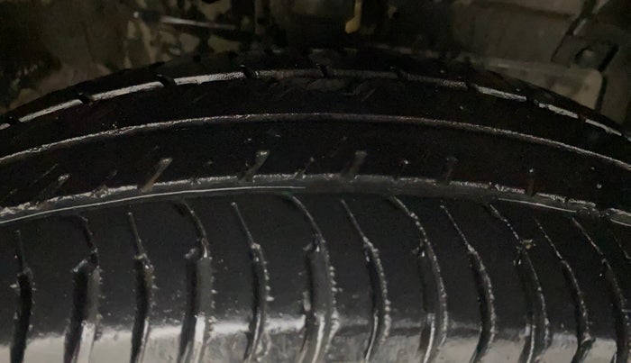 2015 Maruti Swift VXI, Petrol, Manual, 42,514 km, Right Front Tyre Tread