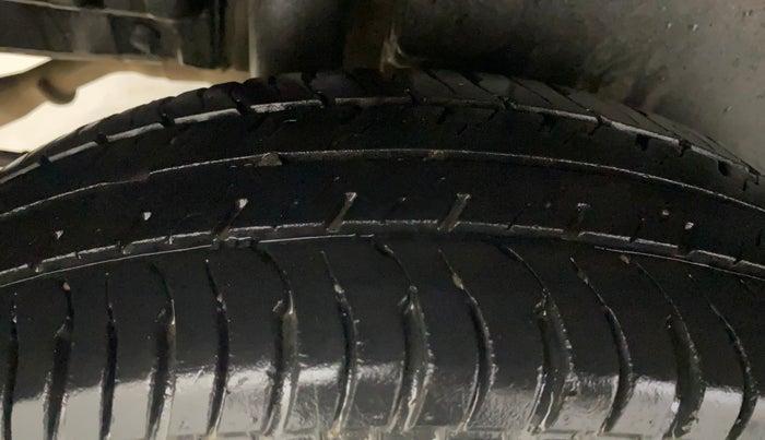 2015 Maruti Swift VXI, Petrol, Manual, 42,514 km, Right Rear Tyre Tread