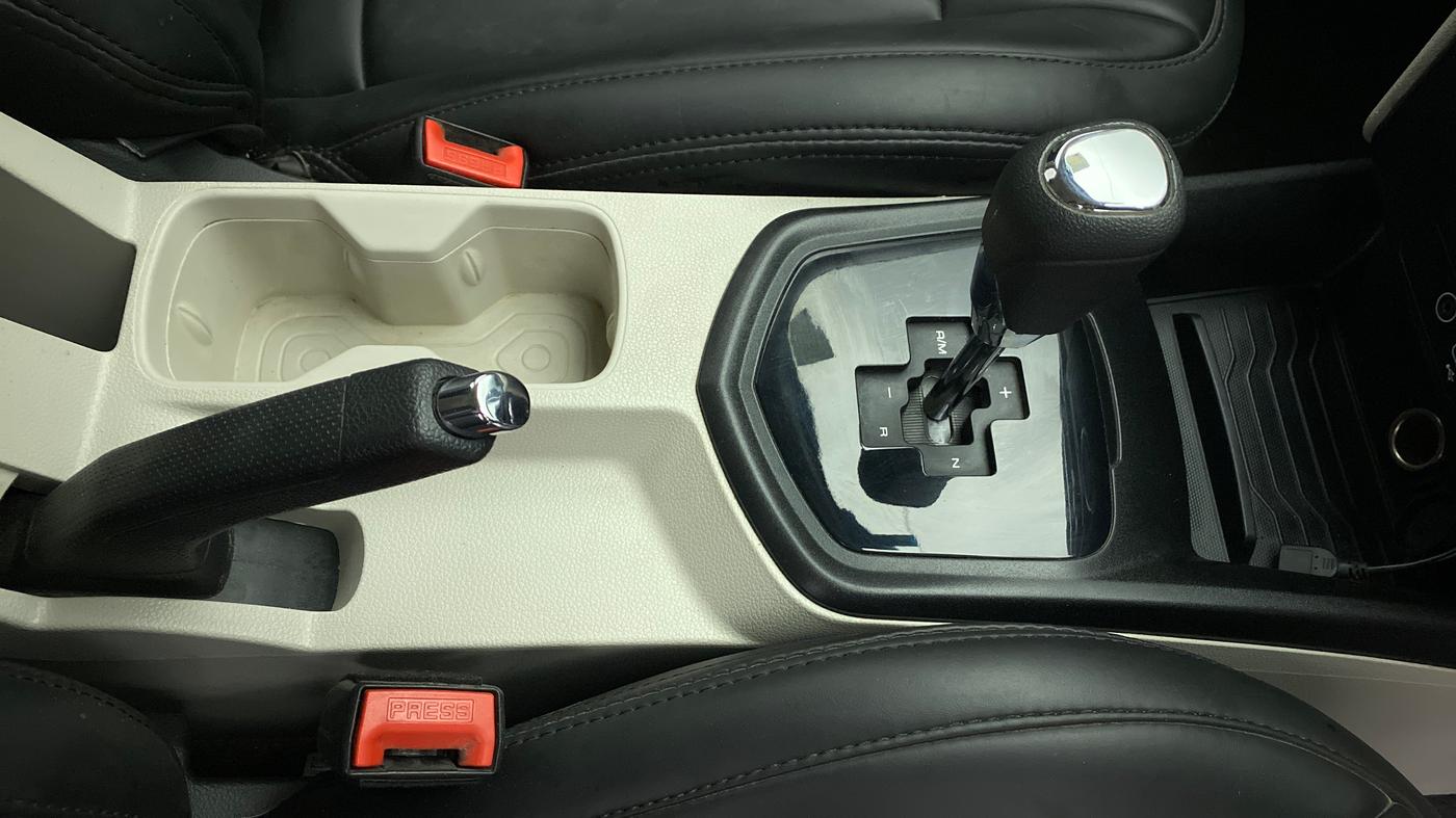 2022 Mahindra XUV300 W6 1.5 DIESEL AMT, Diesel, Automatic, 37,722 km, Gear Lever