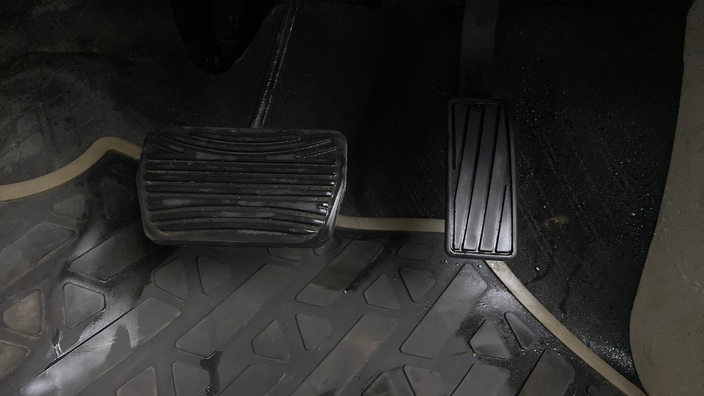 2022 Mahindra XUV300 W6 1.5 DIESEL AMT, Diesel, Automatic, 37,722 km, Pedals