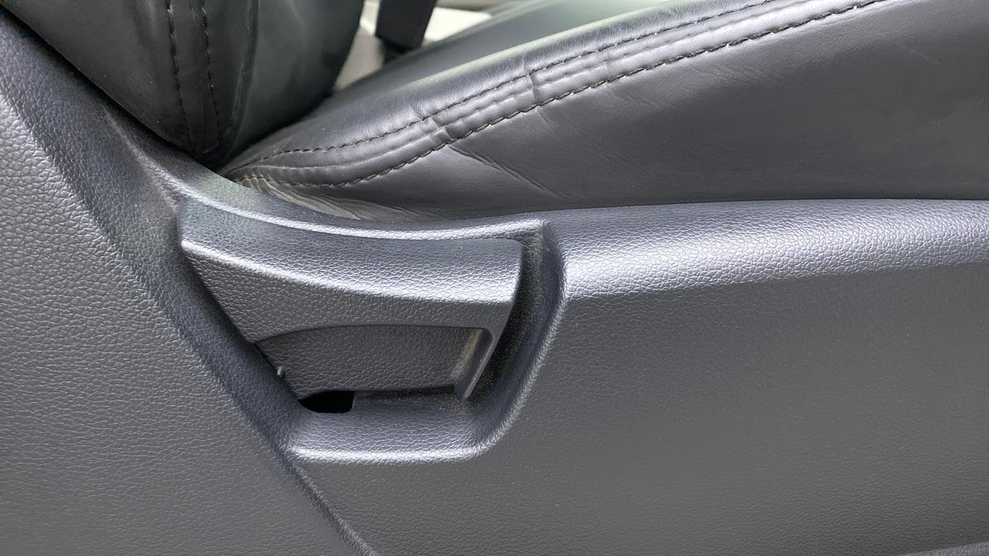 2022 Mahindra XUV300 W6 1.5 DIESEL AMT, Diesel, Automatic, 37,722 km, Driver Side Adjustment Panel