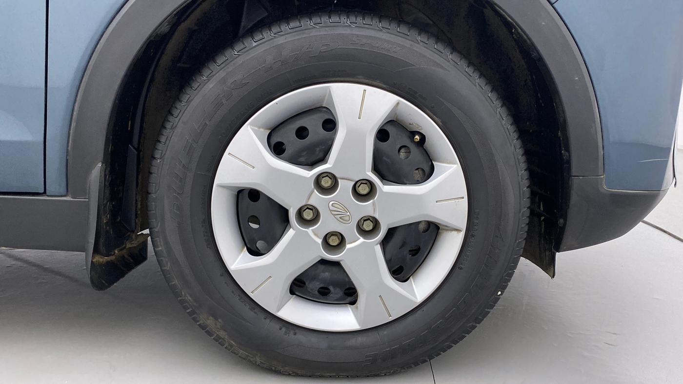 2022 Mahindra XUV300 W6 1.5 DIESEL AMT, Diesel, Automatic, 37,722 km, Right Front Wheel
