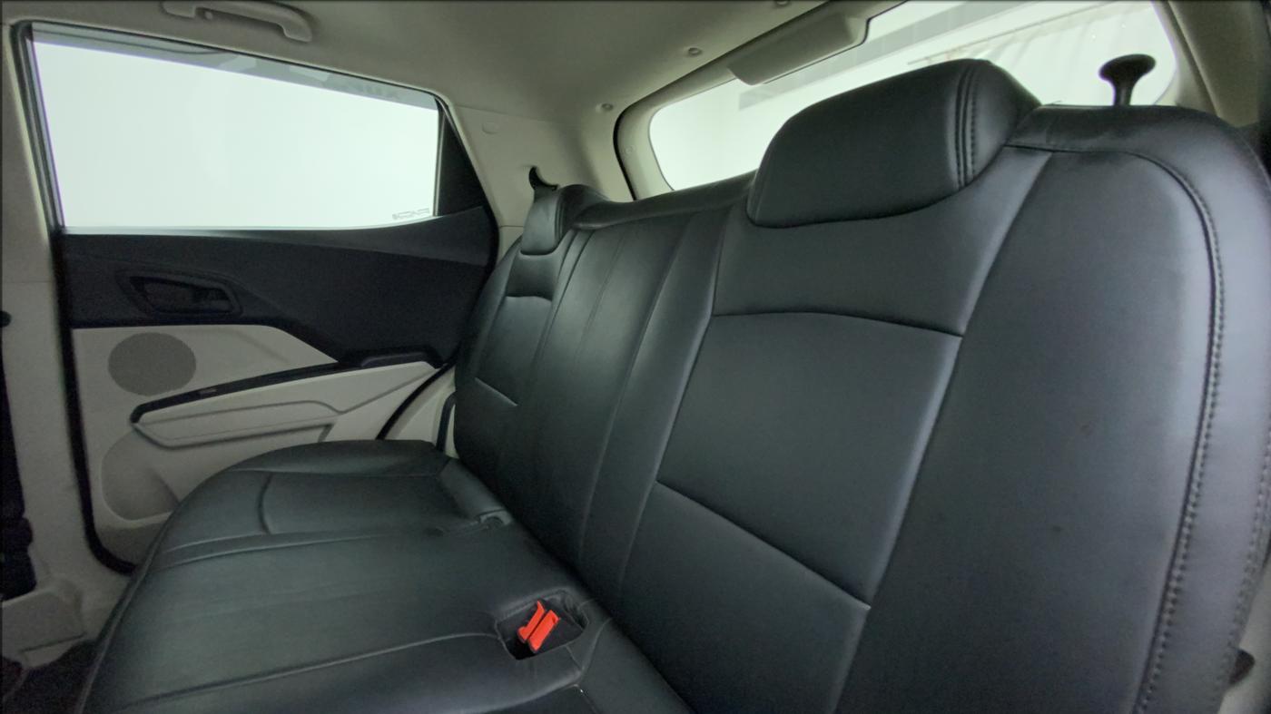 2022 Mahindra XUV300 W6 1.5 DIESEL AMT, Diesel, Automatic, 37,722 km, Right Side Rear Door Cabin