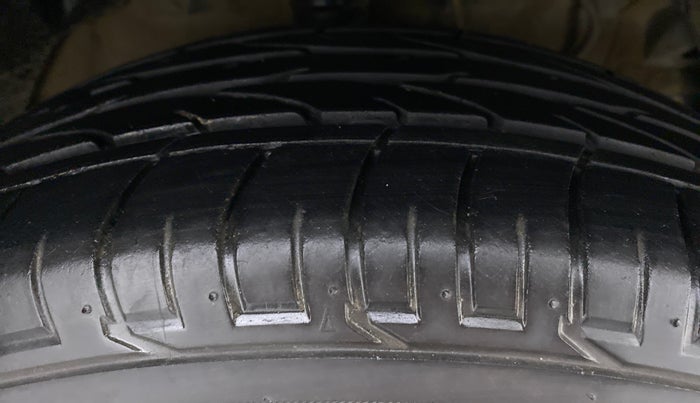 2022 Mahindra XUV300 W6 1.5 DIESEL AMT, Diesel, Automatic, 37,722 km, Right Front Tyre Tread