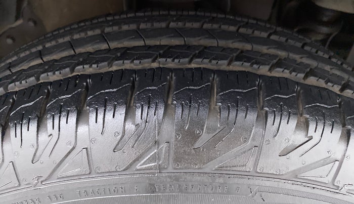 2016 Mahindra TUV300 T8, Diesel, Manual, 80,334 km, Right Front Tyre Tread