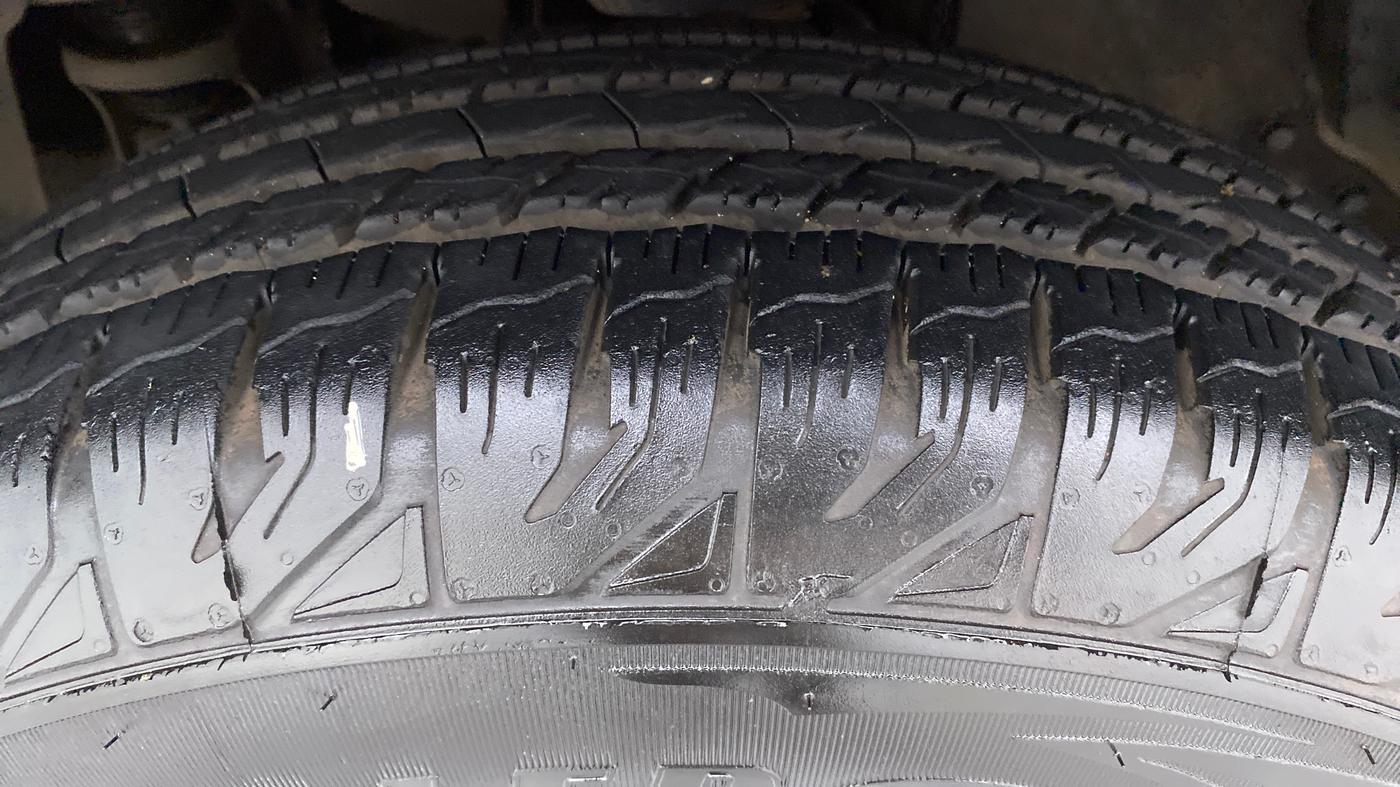 2016 Mahindra TUV300 T8, Diesel, Manual, 80,334 km, Left Front Tyre Tread
