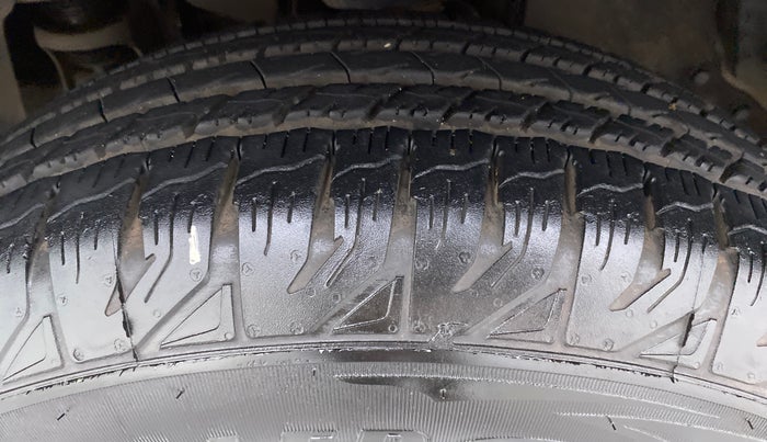2016 Mahindra TUV300 T8, Diesel, Manual, 80,334 km, Left Front Tyre Tread