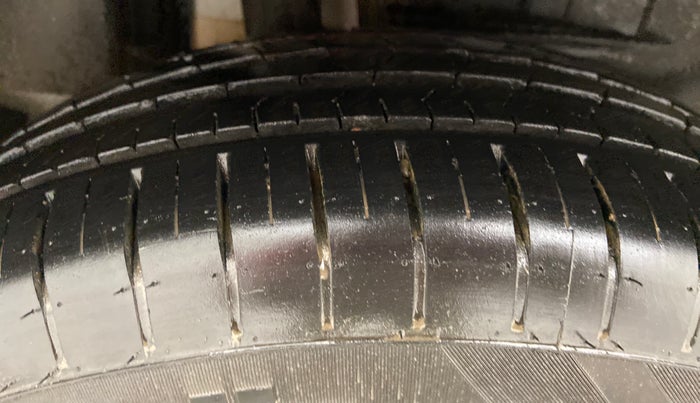 2022 Maruti Dzire ZXI CNG, CNG, Manual, 11,076 km, Right Rear Tyre Tread