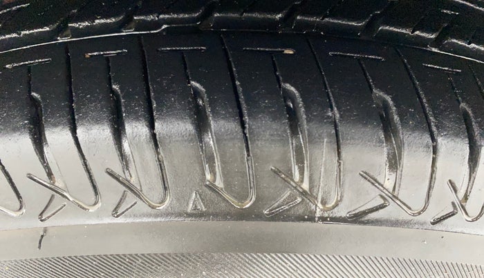 2013 Hyundai i10 MAGNA 1.2, Petrol, Manual, 42,194 km, Left Front Tyre Tread