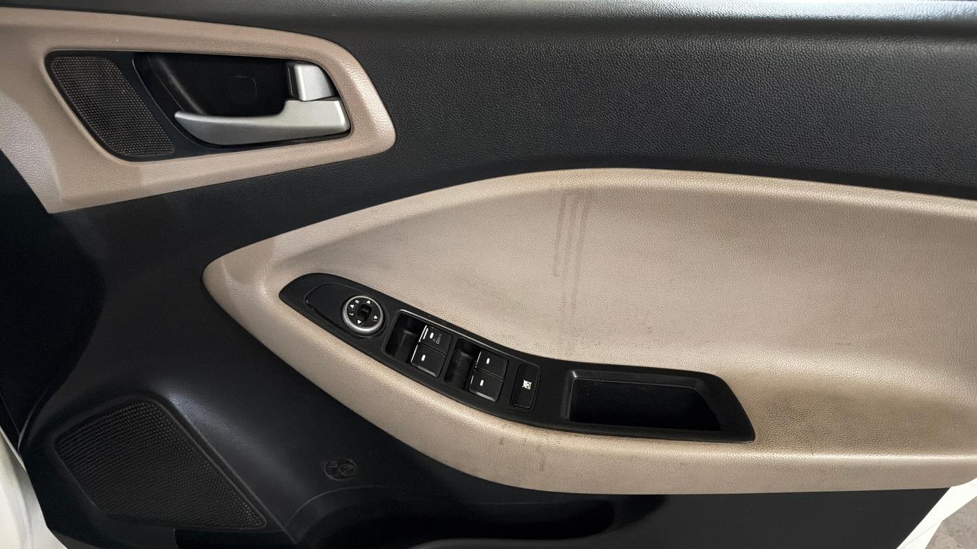 2019 Hyundai Elite i20 MAGNA PLUS 1.2, CNG, Manual, 81,896 km, Driver Side Door Panels Control