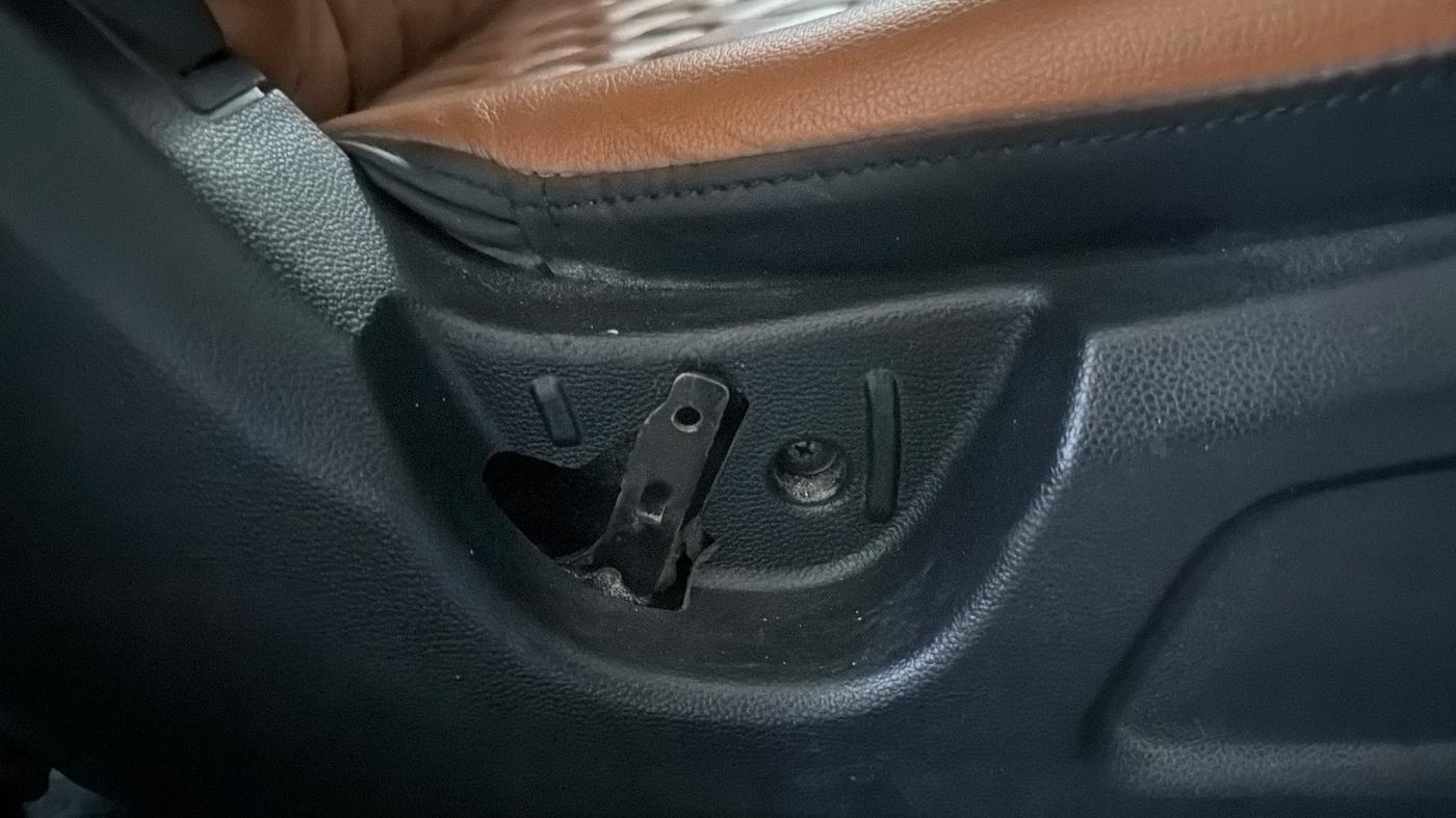 2019 Hyundai Elite i20 MAGNA PLUS 1.2, CNG, Manual, 81,896 km, Driver Side Adjustment Panel