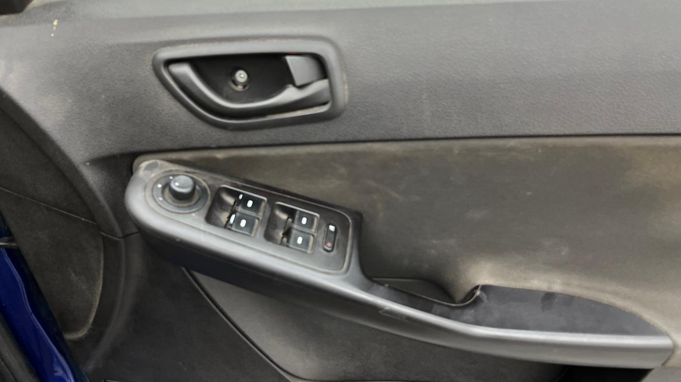 2015 Tata Zest XMS PETROL, Petrol, Manual, 69,960 km, Driver Side Door Panels Control