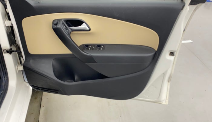 2016 Volkswagen Polo HIGHLINE1.2L, Petrol, Manual, 97,298 km, Driver Side Door Panels Control